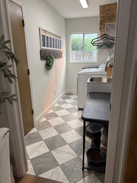 Laundry Room - 519 Lake Charm Ct