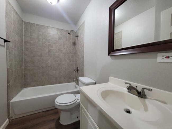 Building Photo - 529 Kedy St