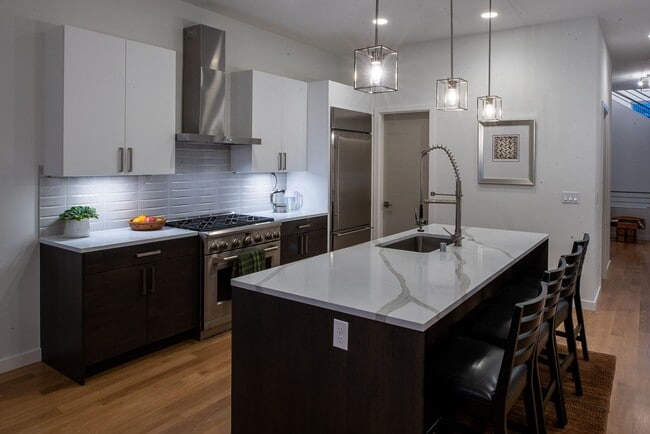 Building Photo - Immaculate, Kirkland Newer Construction - ...