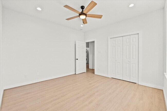 Building Photo - 1910 Bayou Shore Dr