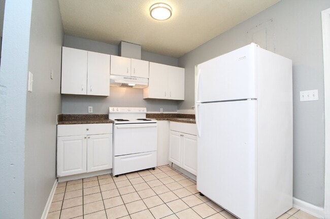 Building Photo - 1/2 Off First Month's Rent – 2BR Duplex in...
