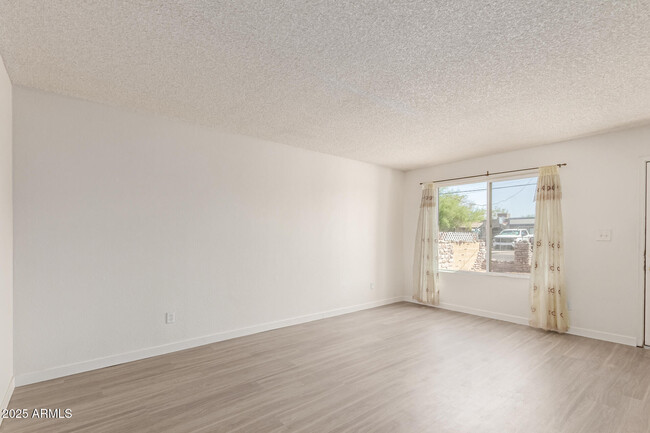 Building Photo - 2434 E Maryland Dr