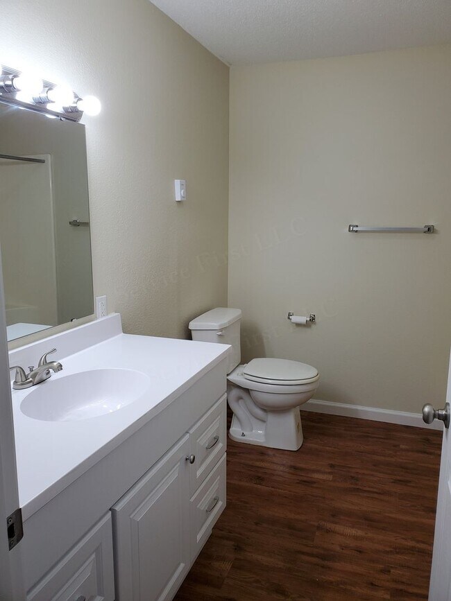 Building Photo - Greenville Apartments