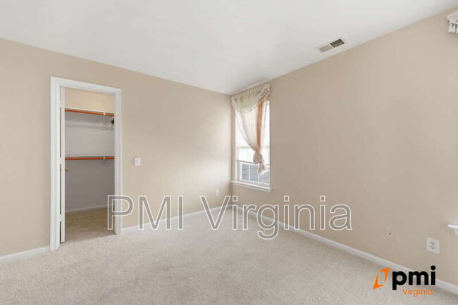 Building Photo - 1002 Nicklaus Dr