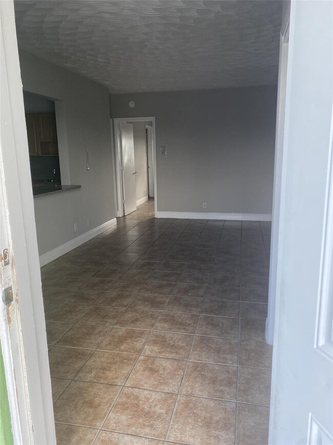 Building Photo - 800 NE 13th St