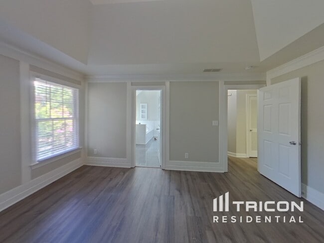 Building Photo - 5630 Vicarage Walk