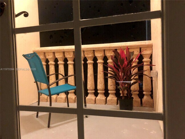 Building Photo - 621 NE 8th Ave