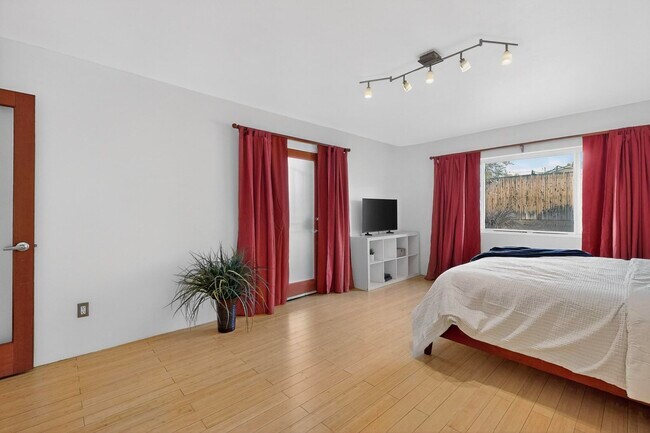 Building Photo - 1640 Stanford Dr NE