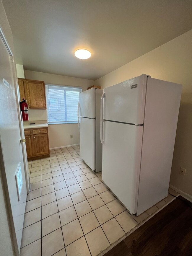 Building Photo - 300 E 16th Ave