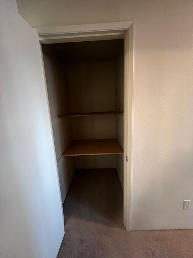 Building Photo - Spacious Fremont 2BR/1BA, split level with private balcony, recently remodeled kitchen!
