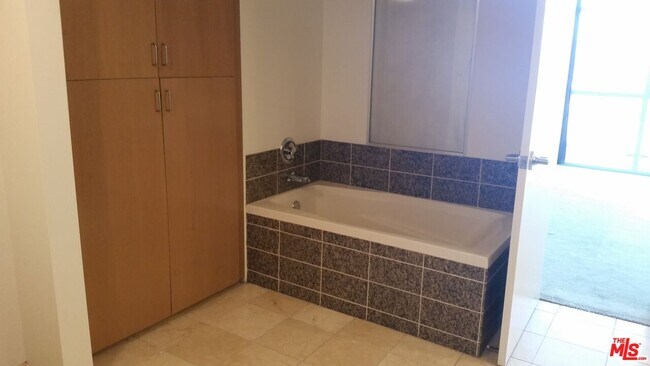 Building Photo - 13700 Marina Pointe Dr