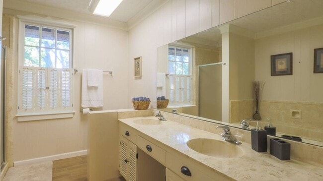 Building Photo - 4 bedroom Home 3 blocks from Gulf of America