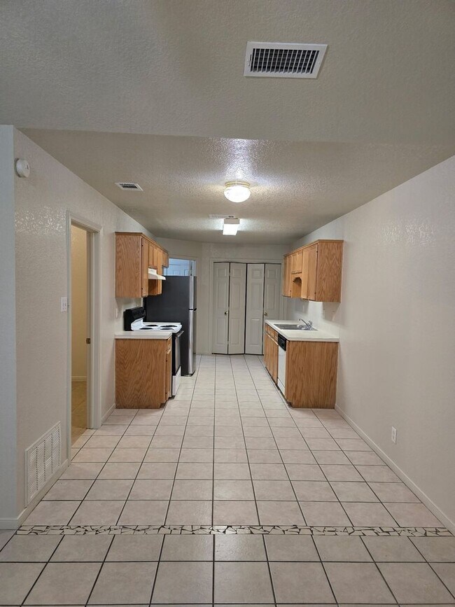 Building Photo - 1602 Van Zanten Dr