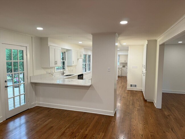 Building Photo - 185 Landor Dr