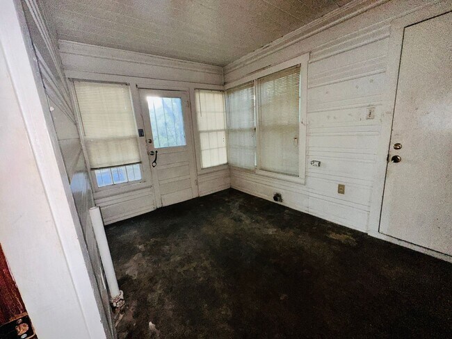 Building Photo - 3 bed/2bath with W/D connections and 2 garages
