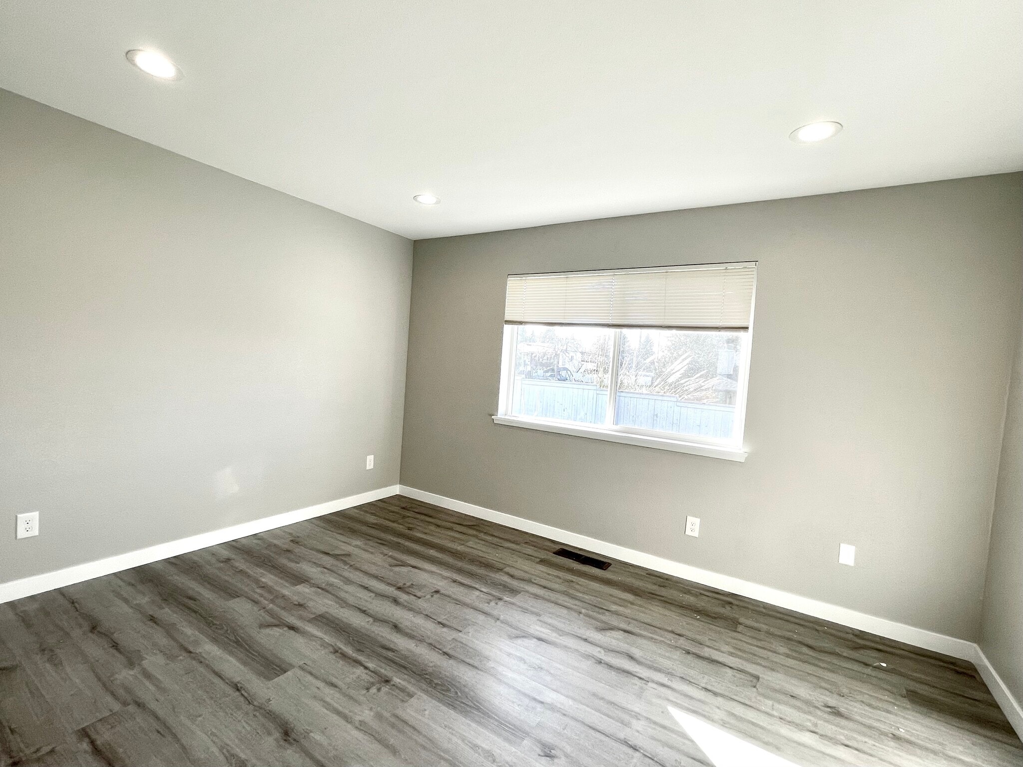 Building Photo - 2742 Sylvan Dr W