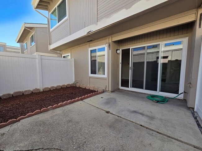 Building Photo - 3 Bedroom 2.5 Bath Town House
