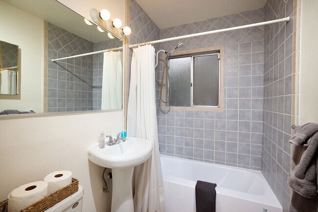 Building Photo - 549 San Dieguito Dr