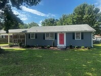 Building Photo - Darling Renovated 3 Bedroom Ranch in Conve...