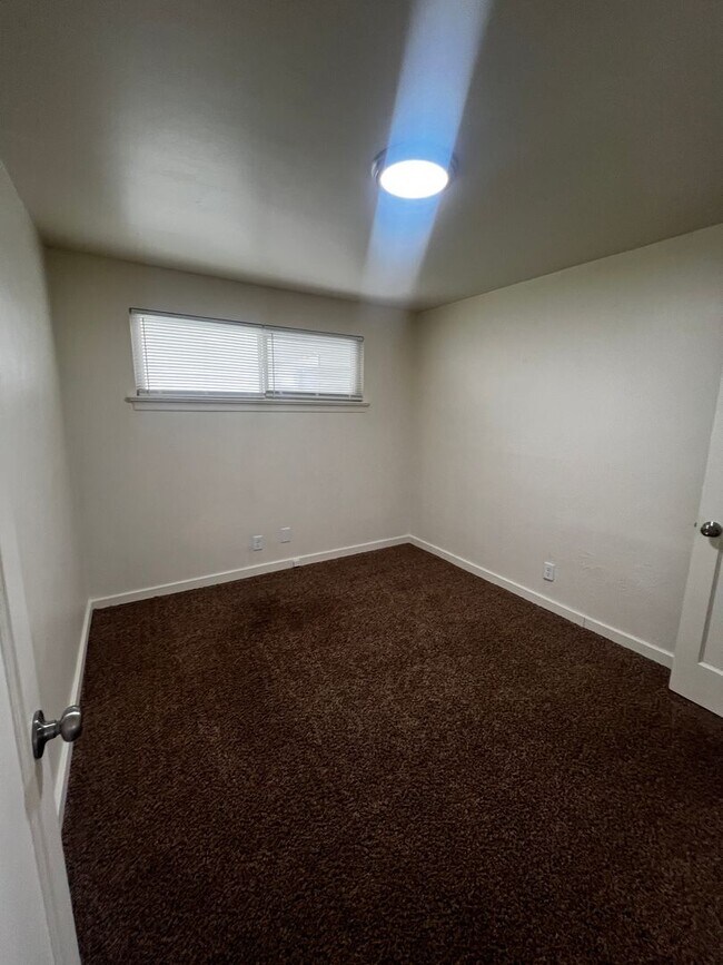 Building Photo - Adorable Three Bedroom One Bathroom Single Car Garage