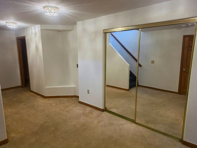Building Photo - 5 Bedroom/ 4 Bath Two-Story in Governors Place