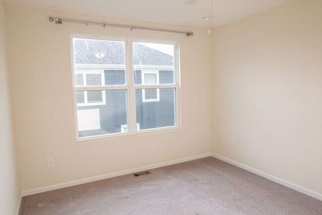 Building Photo - 2845 Beechwood Dr