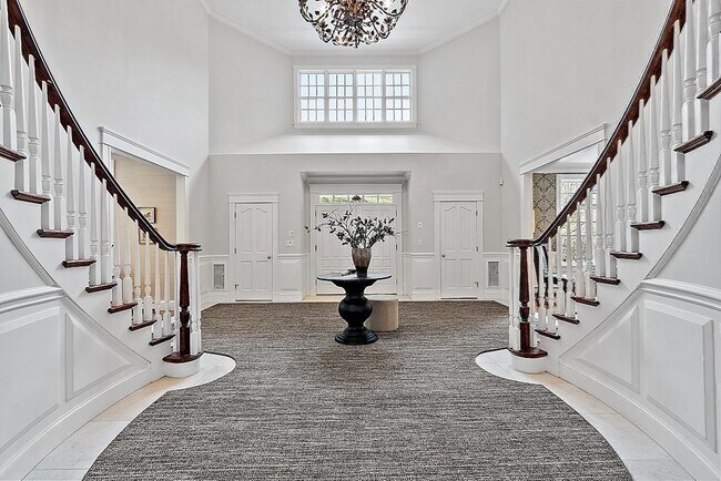 Building Photo - 451 Wellesley St