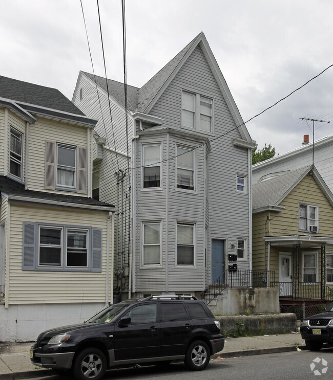 Primary Photo - 153 Redwood Ave