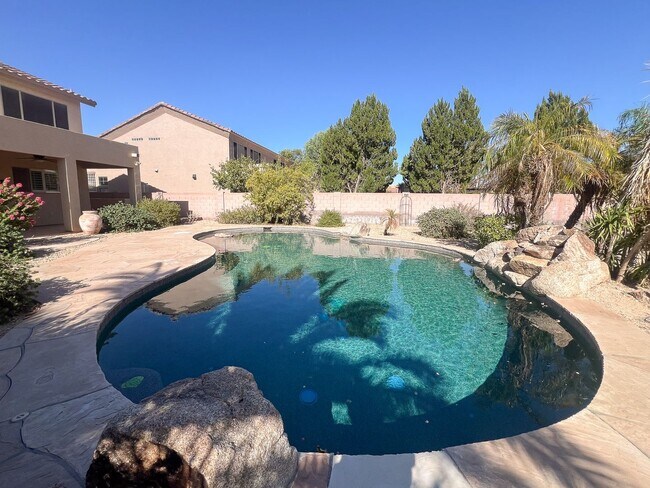 Building Photo - Stunning 5 bed/ 3.5 Bath in Pleasant Valley