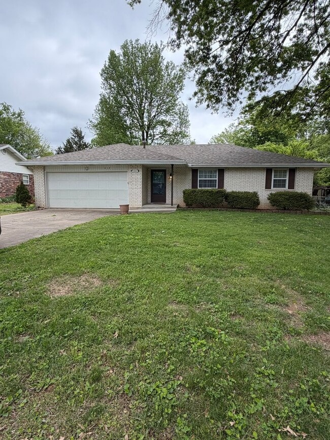 Building Photo - 3 Bedroom | 1 Bathroom | 2 Car Garage | Springfield MO!