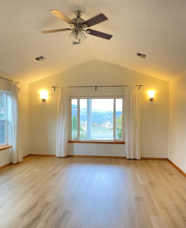 Building Photo - 2 Bedroom | 2 Bath House with Garage & Fen...