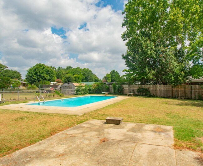 Building Photo - 3 Bedroom 2 Bathroom With A Pool!