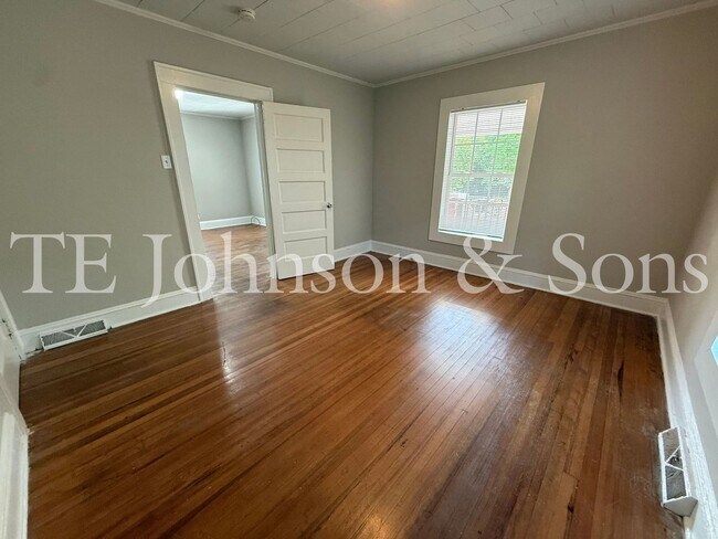 Building Photo - Charming 2 Bedroom Home with Rocking Chair Front Porch Near Downtown Winston-Salem