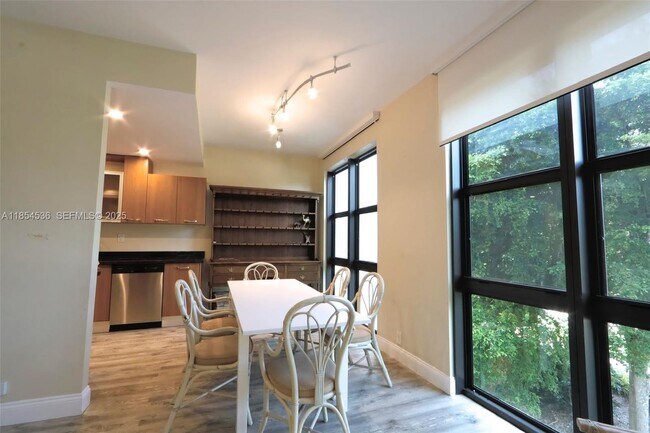 Building Photo - 1121 Crandon Blvd