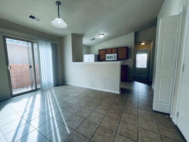 Building Photo - 3 bed 2 bath 1400 sq ft home