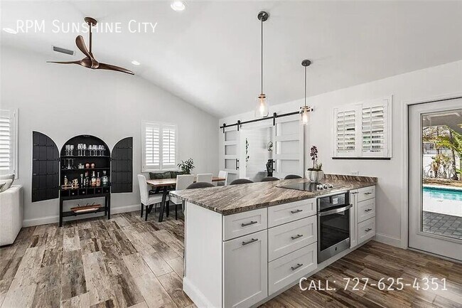 Building Photo - 14024 N Bayshore Dr