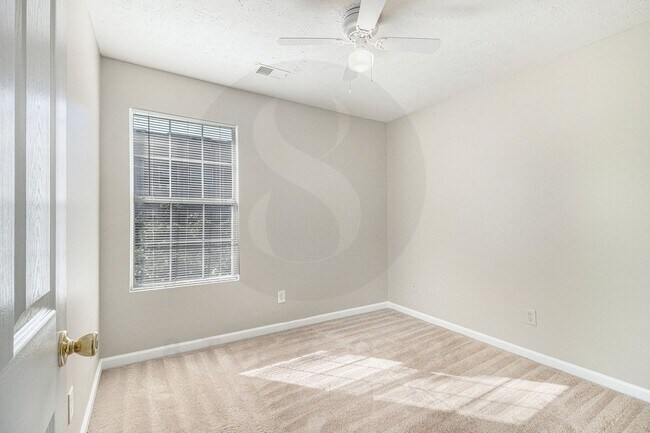 Building Photo - Spacious 3BR/2.5BA End-Unit Townhome!