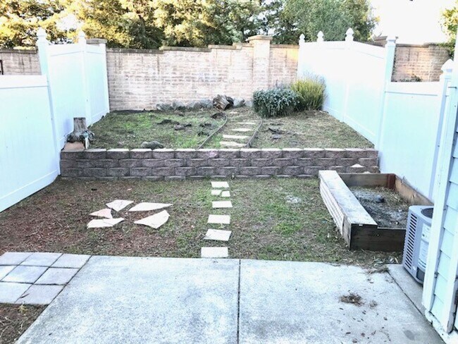 Building Photo - Tranquil 2 bed 2.5 bath Townhouse in Fairf...