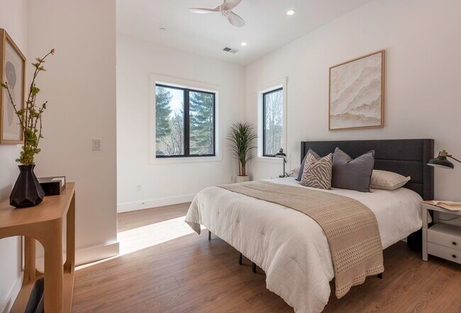 Building Photo - 1060 Main St