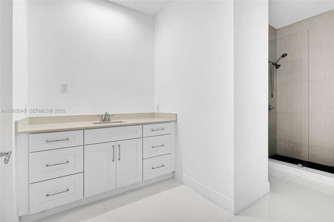 Building Photo - 425 SW 129th Ave