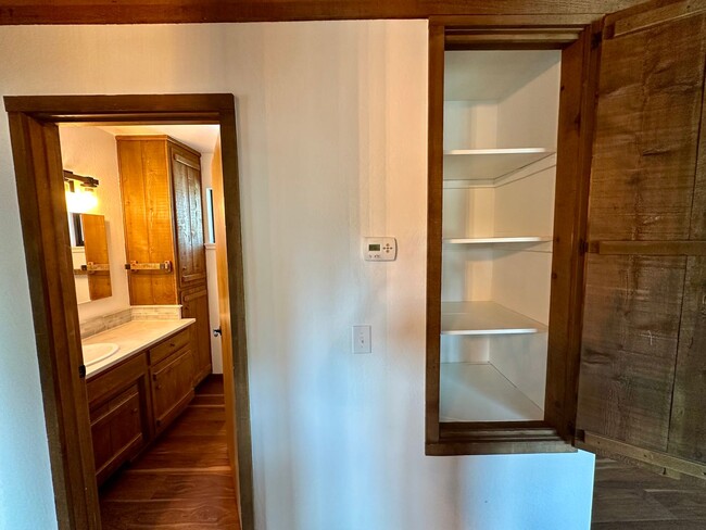 Building Photo - Cute 1 Bedroom Unit Close to Downtown