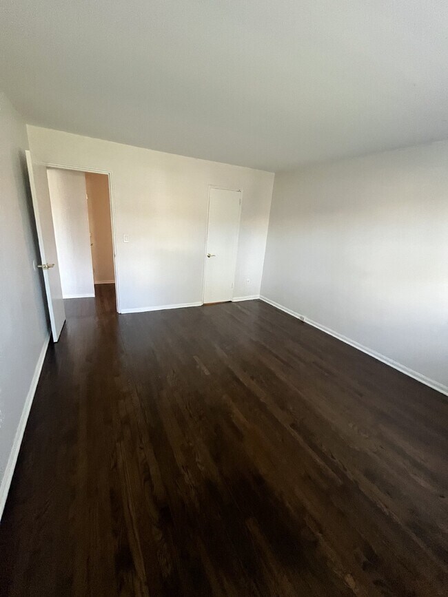 Building Photo - "Chic 1-Bedroom Condo Oasis with Granite Touches & Gleaming Hardwood Floors in Verona!"