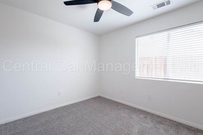 Building Photo - 4 Bedroom/2 Bath Home in the Southwest - $...