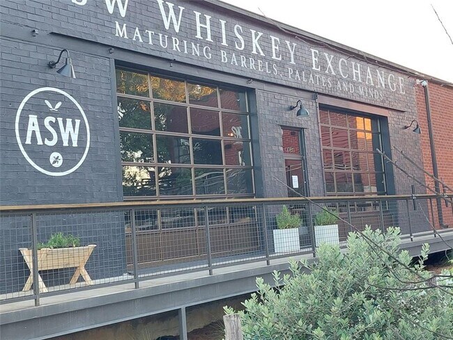 Building Photo - 547 Westmeath Dr SW