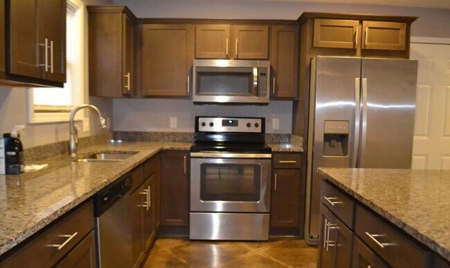 Building Photo - "Chic 2-Bedroom Duplex with Granite Elegance at 708-1 Freeman Street, Jonesboro!"