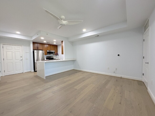Building Photo - "Chic Urban Retreat: Stylish 1-Bed Condo with Hardwood Elegance in the Heart of Alexandria!"