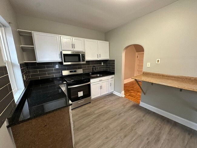 Building Photo - Experience comfort in three large, light-f...