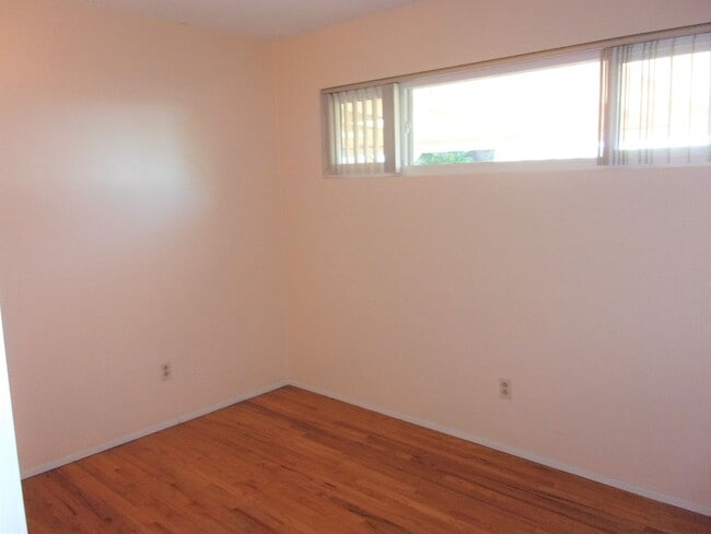 Building Photo - 4bedrm 2 1/2 bath house with yard & garage...
