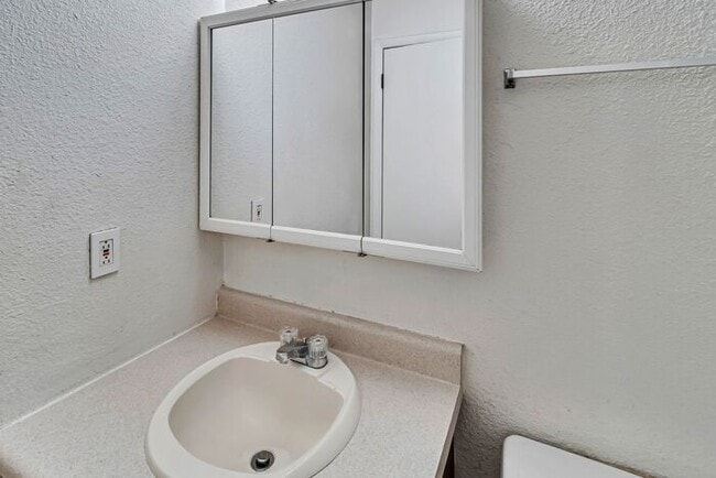 Building Photo - Charming 2-Bedroom Apartment in Prime Clifton Location