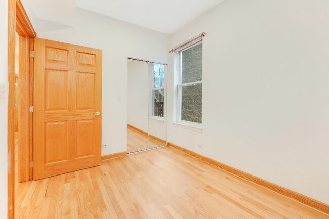 Building Photo - 2425 N Greenview Ave